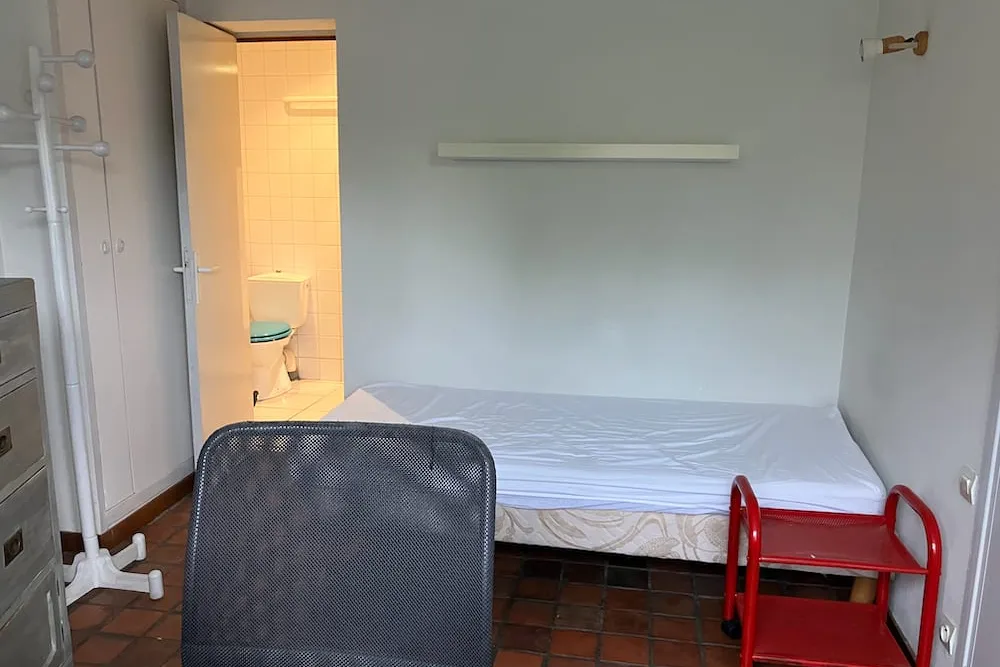 Studette bedroom with adjoining private bathroom