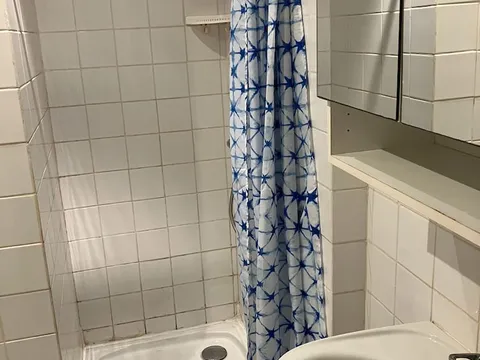 Private shower of the studette