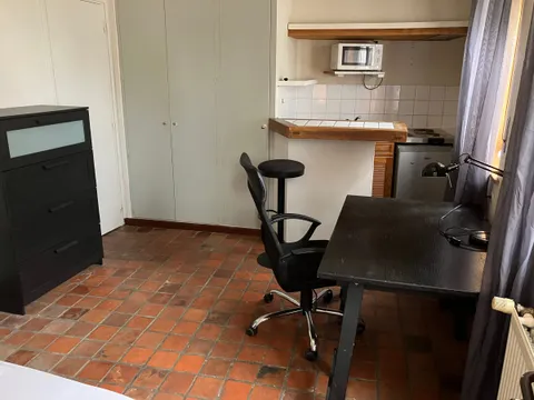 Equipped kitchenette of the studio with microwave and storage