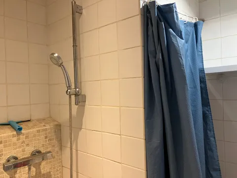 Private shower of the studio