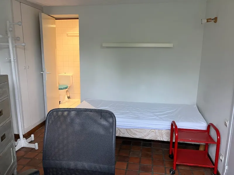 Studette bedroom with adjoining private bathroom