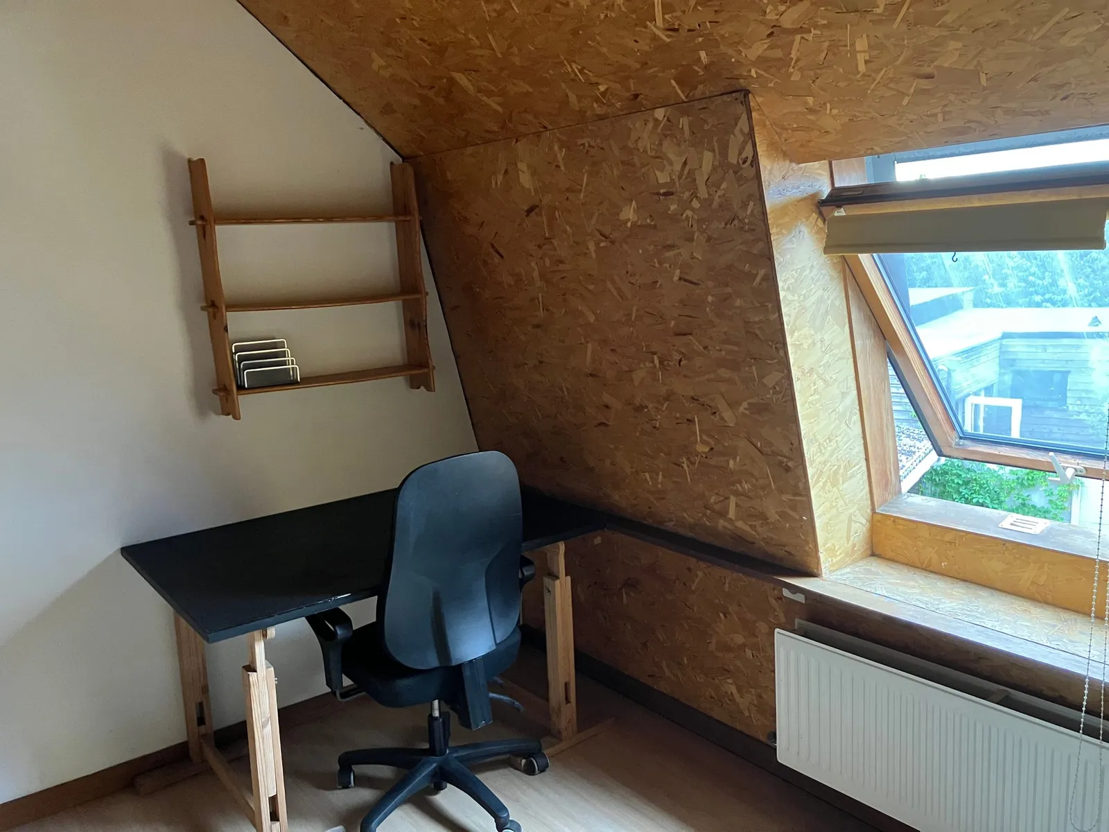 Coin bureau et étagère de la chambre 6