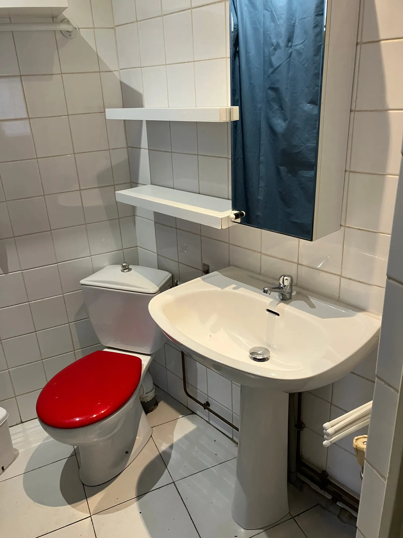 Salle d'eau privée du studio avec WC et lavabo