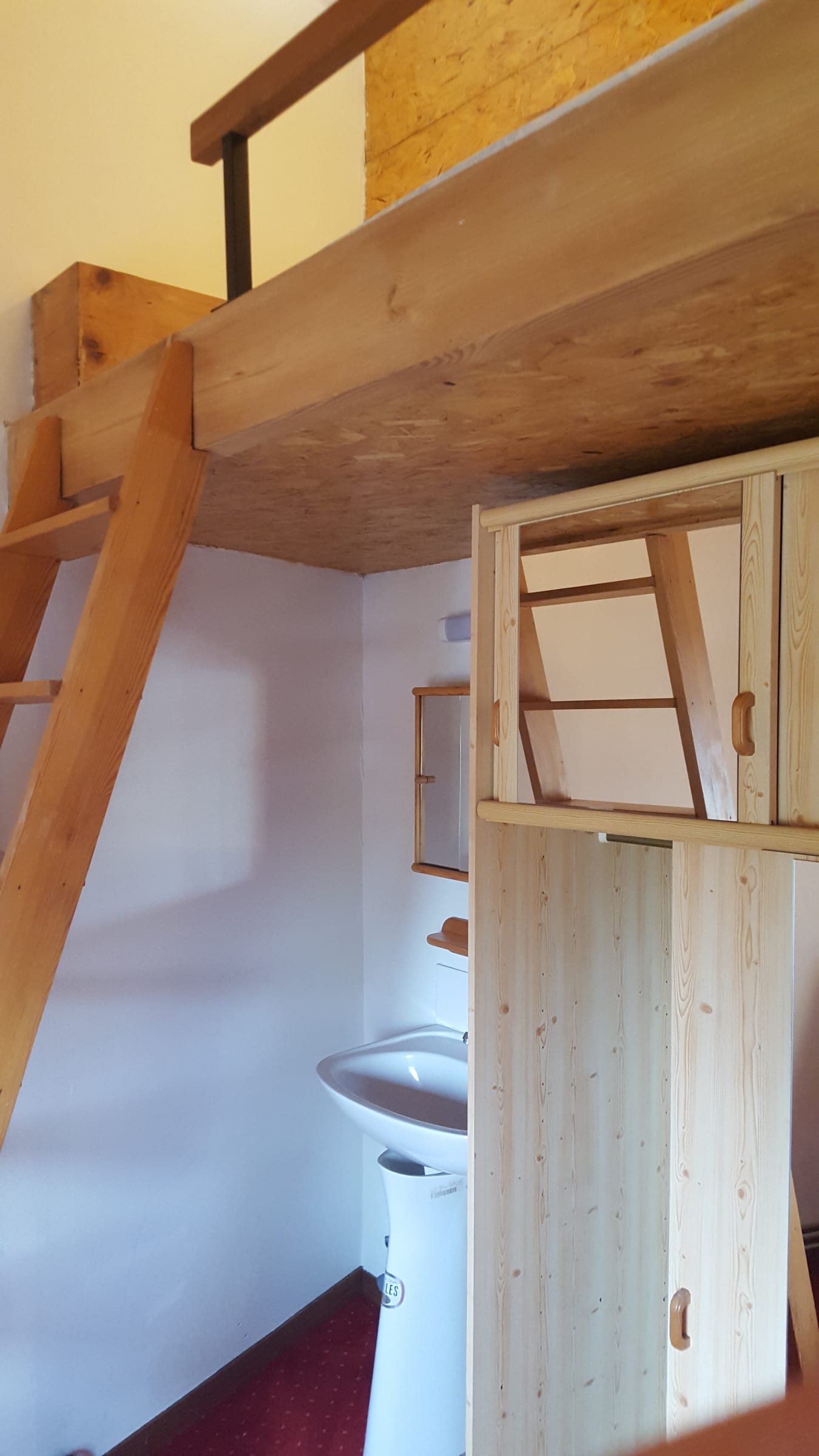Chambre 4 avec lit mezzanine, armoire en pin et lavabo privatif