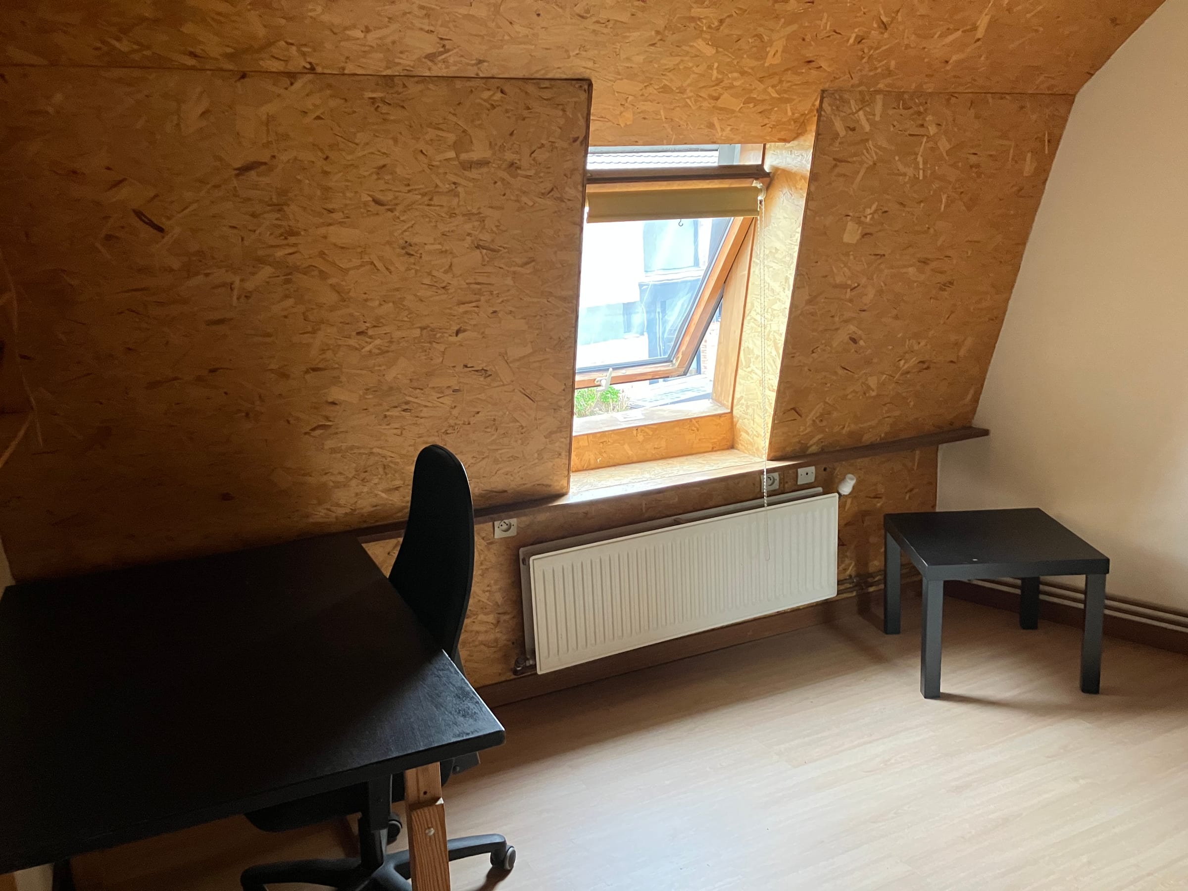 Chambre 6 mansardée avec bureau et fenêtre de toit